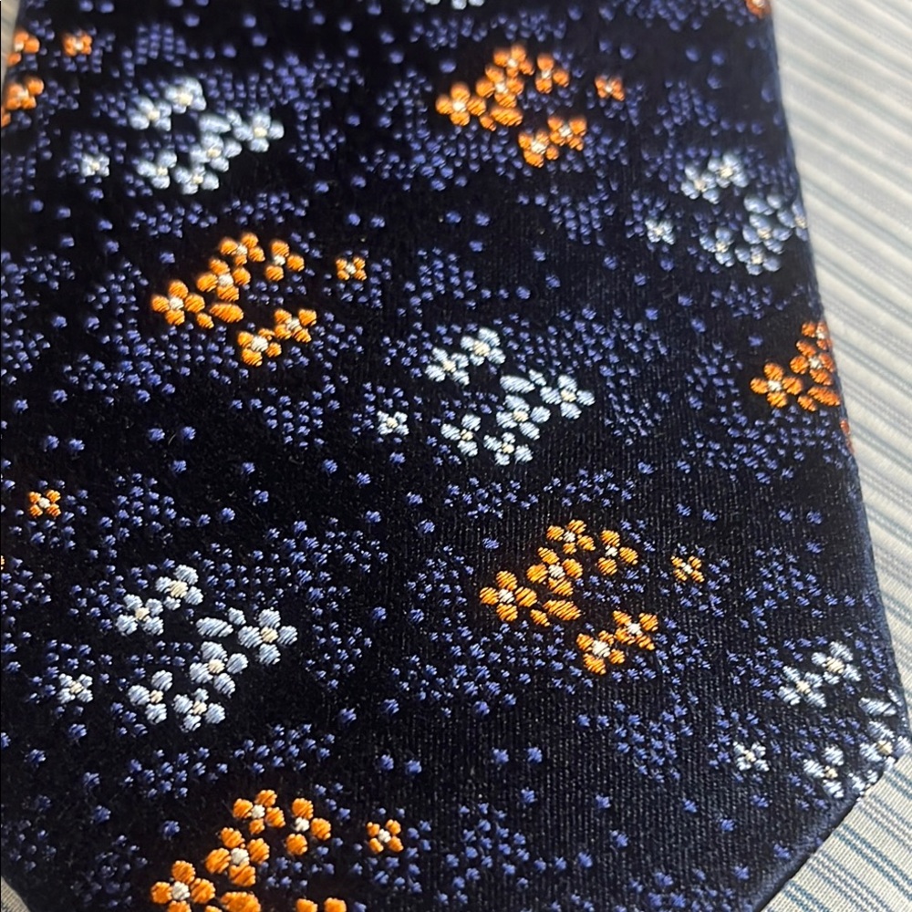 Charles Tyrwhitt Floral Patterned silk Tie - Picture 3 of 8